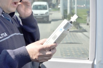 Băut şi fără permis, a intrat cu mopedul într-un stâlp de iluminat public